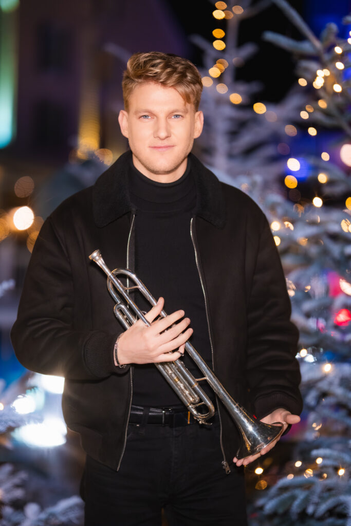 Photo de Robin Leon qui chante Noël